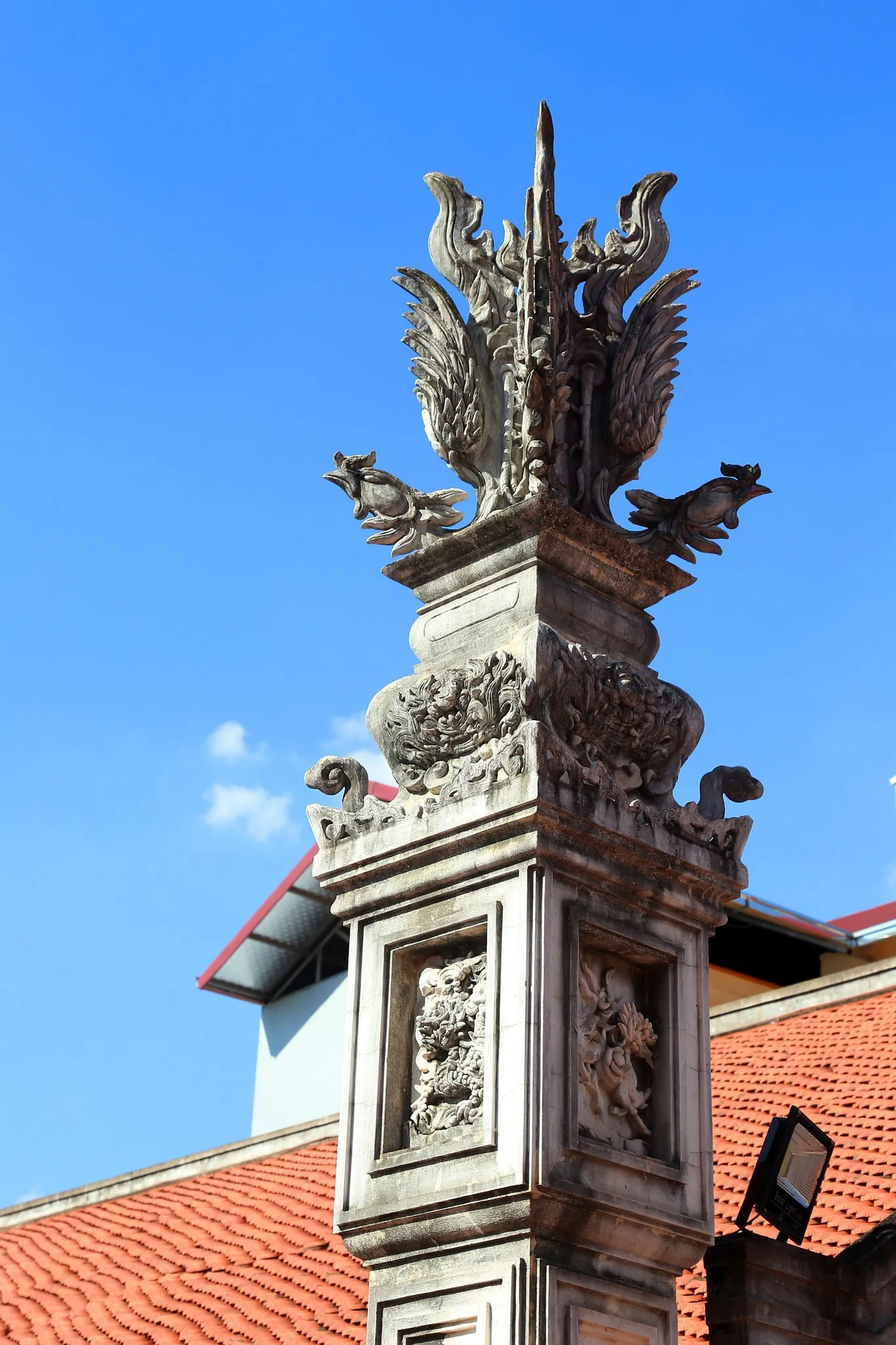 Họa tiết trang trí trên trụ biểu chùa Thiên Khánh