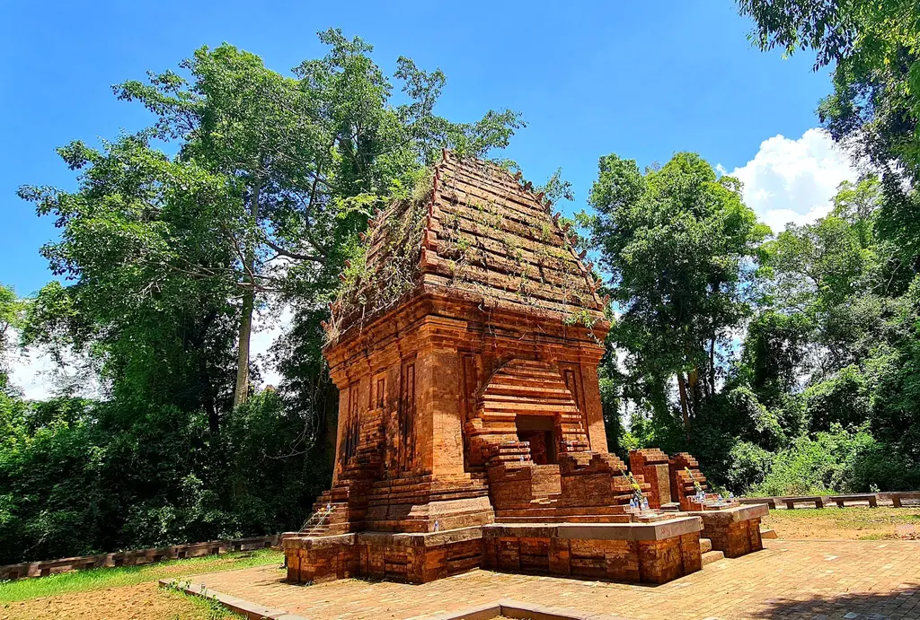 Cảnh quan di tích Tháp Chăm Yang Prong