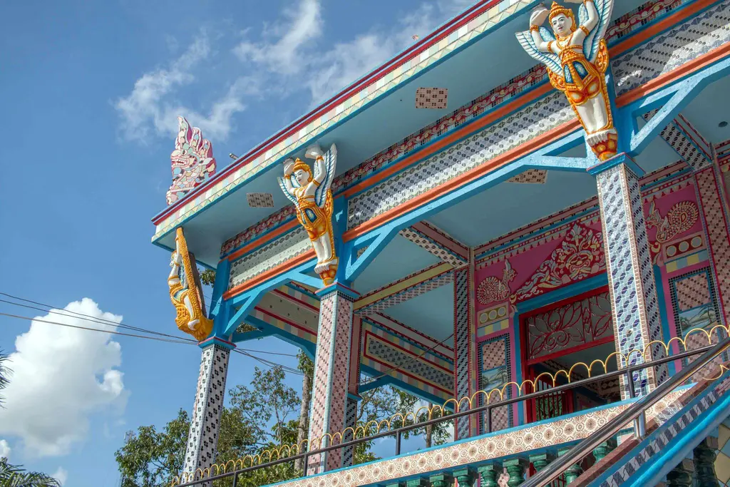 Phù điêu nữ thần Kâyno dưới mái Chùa Chén Kiểu