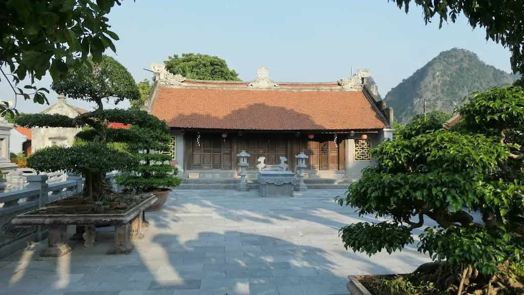 Bên trong Chùa Nhất Trụ