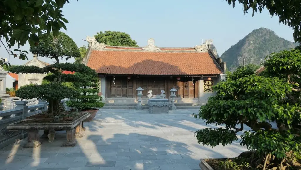 Bên trong Chùa Nhất Trụ