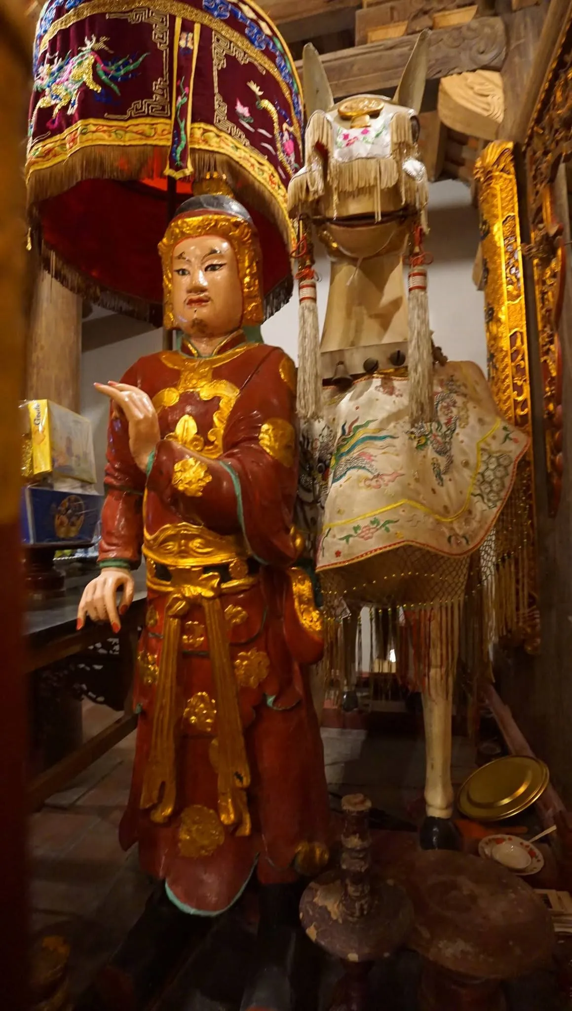 Không gian bên trong đền Thanh Nhàn (xã Nội Bài)