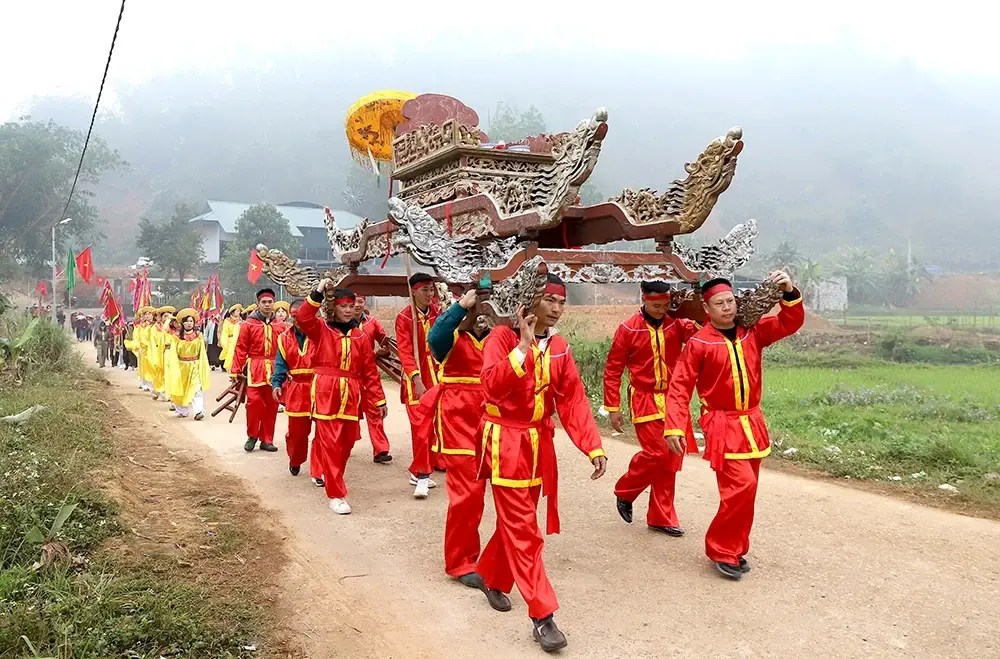 Rước kiệu về đình tại Lễ hội đình Khoang