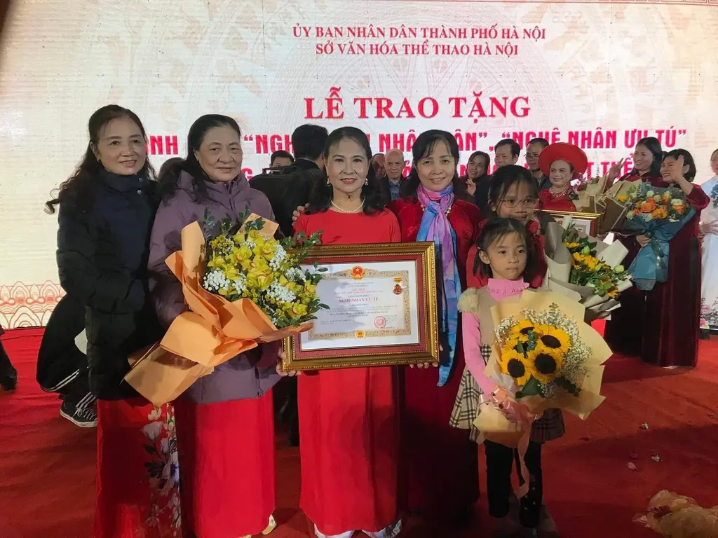 Bà Lê Thị Nhuệ Phái được Chủ tịch nước trao tặng bằng vinh danh Nghệ nhân ưu tú