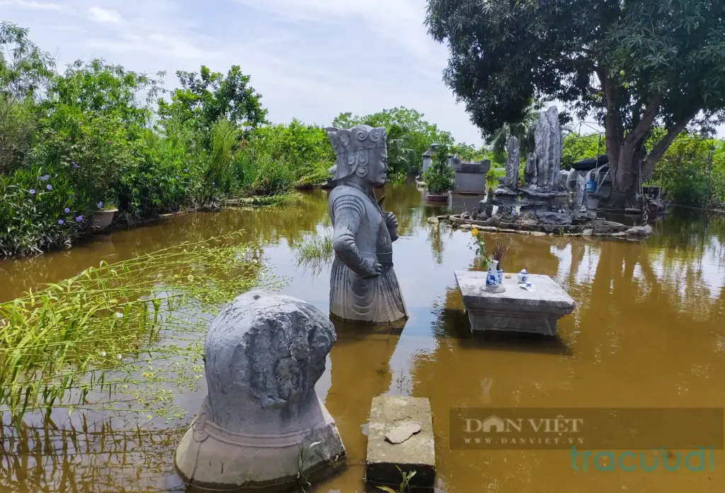 Cảnh quan Lăng đá Quận Vân