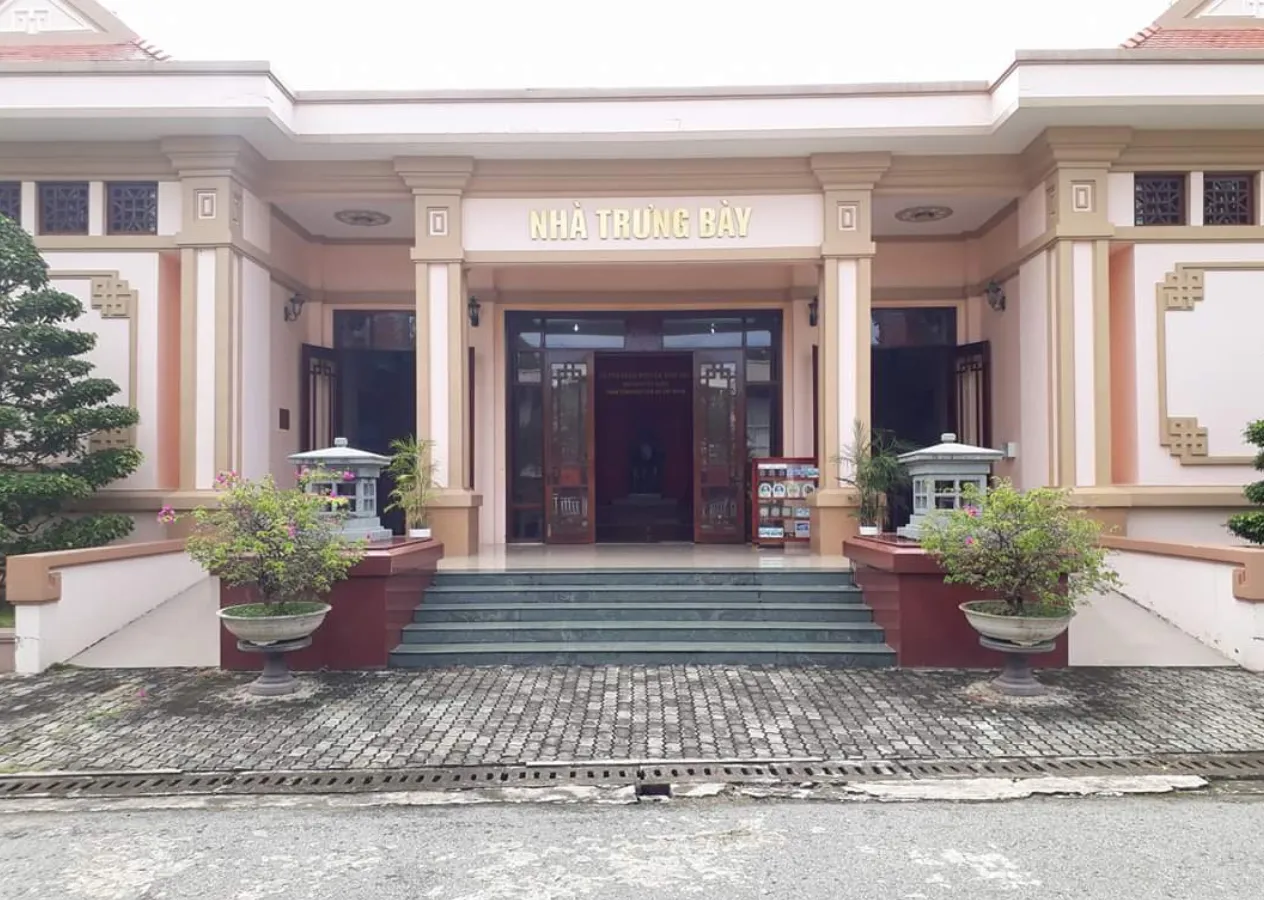 Nhà trưng bày tại khu di tích Nguyễn Sinh Sắc