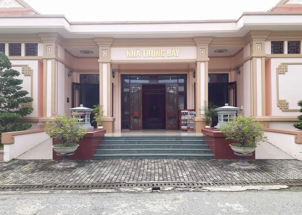 Nhà trưng bày tại khu di tích Nguyễn Sinh Sắc