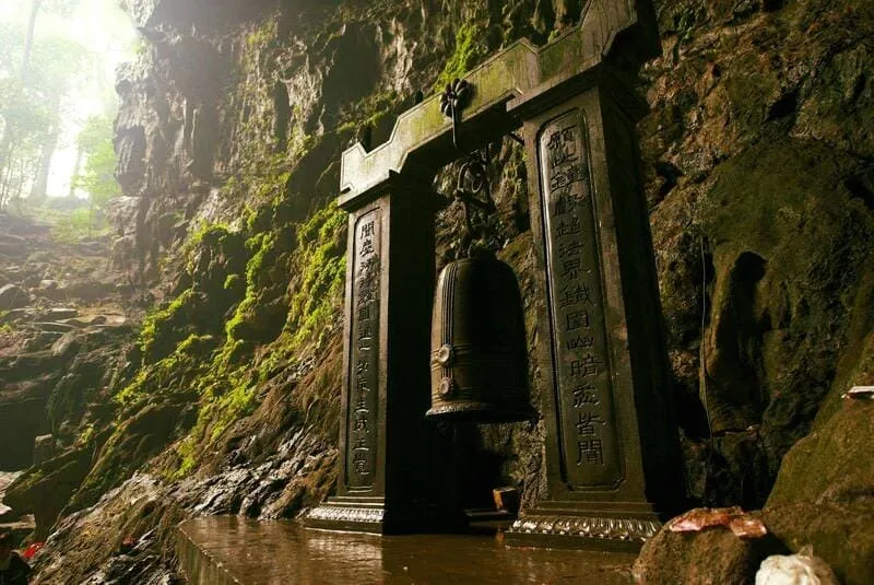 Chuông trong Động Hương Tích thuộc Quần Thể Di Tích Hương Sơn