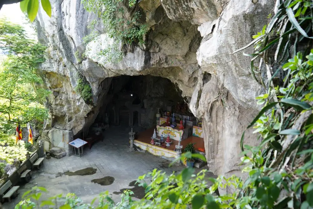 Quang cảnh Động Kính Chủ