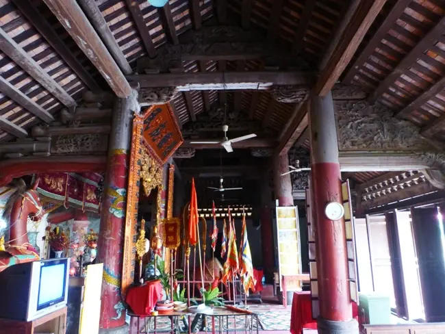 Không gian bên trong Đình Là