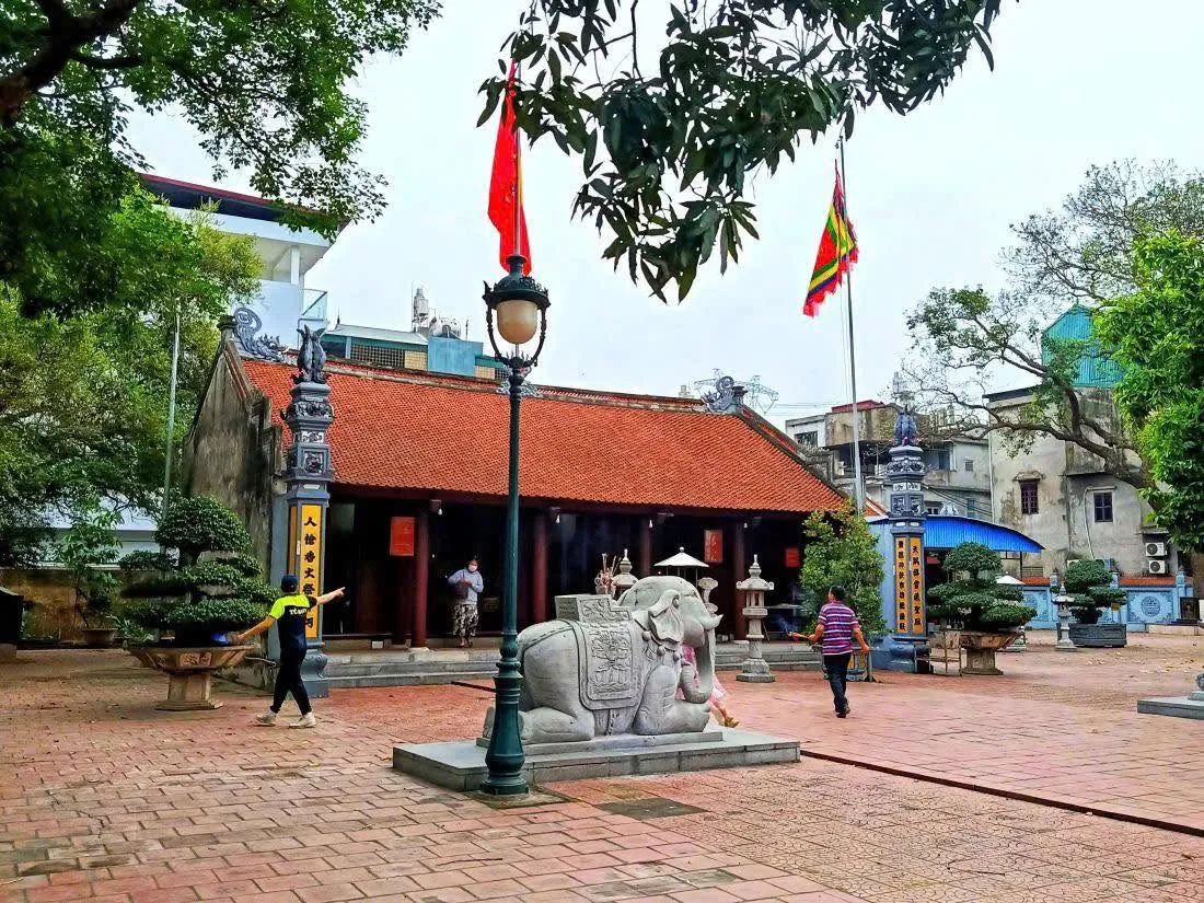 Khuôn viên Đền Rồng