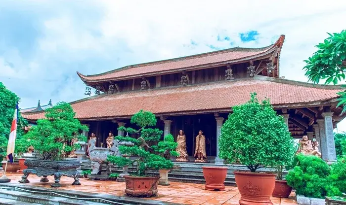 Dãy nhà được xây dựng làm nơi lễ Phật tại Chùa tháp Tường Long