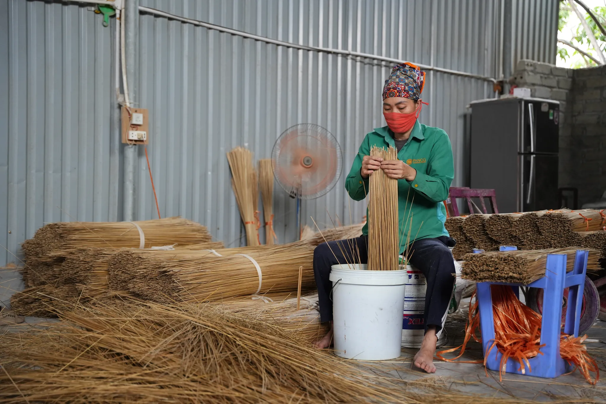 Công đoạn xát và phân loại tăm hương tại làng tăm hương Quảng Phú Cầu