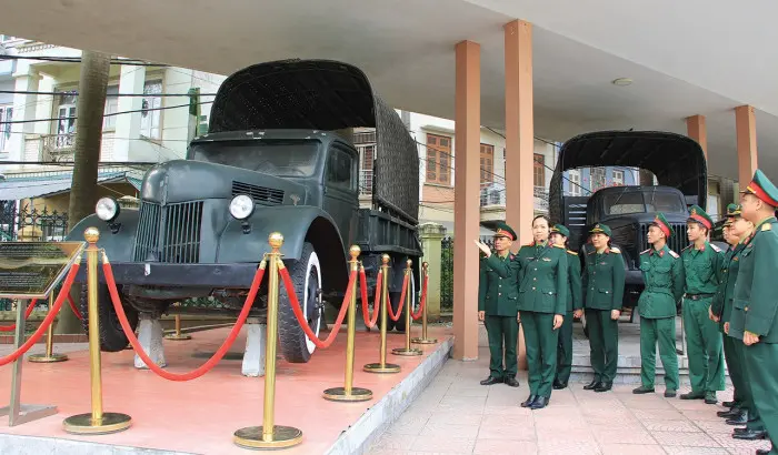 Cán bộ, chiến sỹ Bảo tàng Hậu cần cùng ôn lại lịch sử ra đời của xe “Quốc tế” dịp cuối năm 2020.