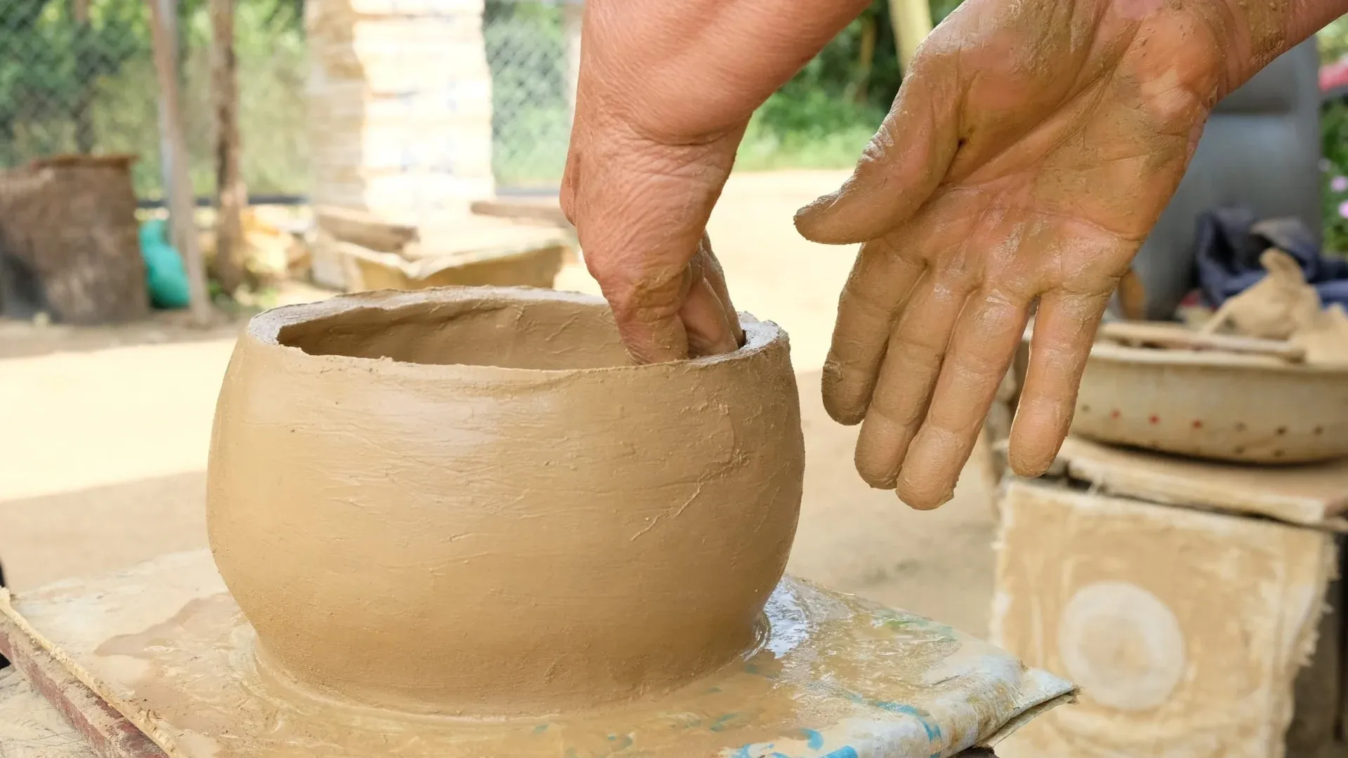Một trong những công đoạn tạo tạo hình sản phẩm gốm Churu