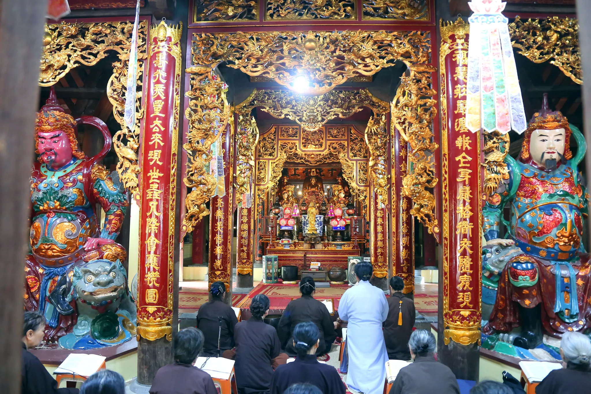 Tam bảo chùa Linh Ứng