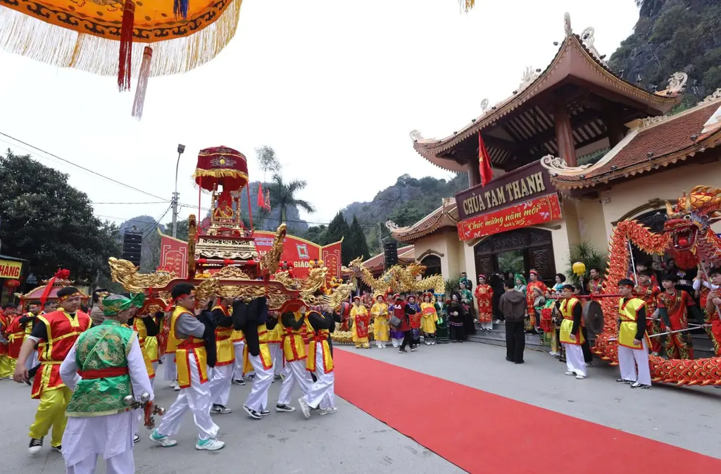 Rước kiệu tại Lễ hội Chùa Tam Thanh - Tam Giáo