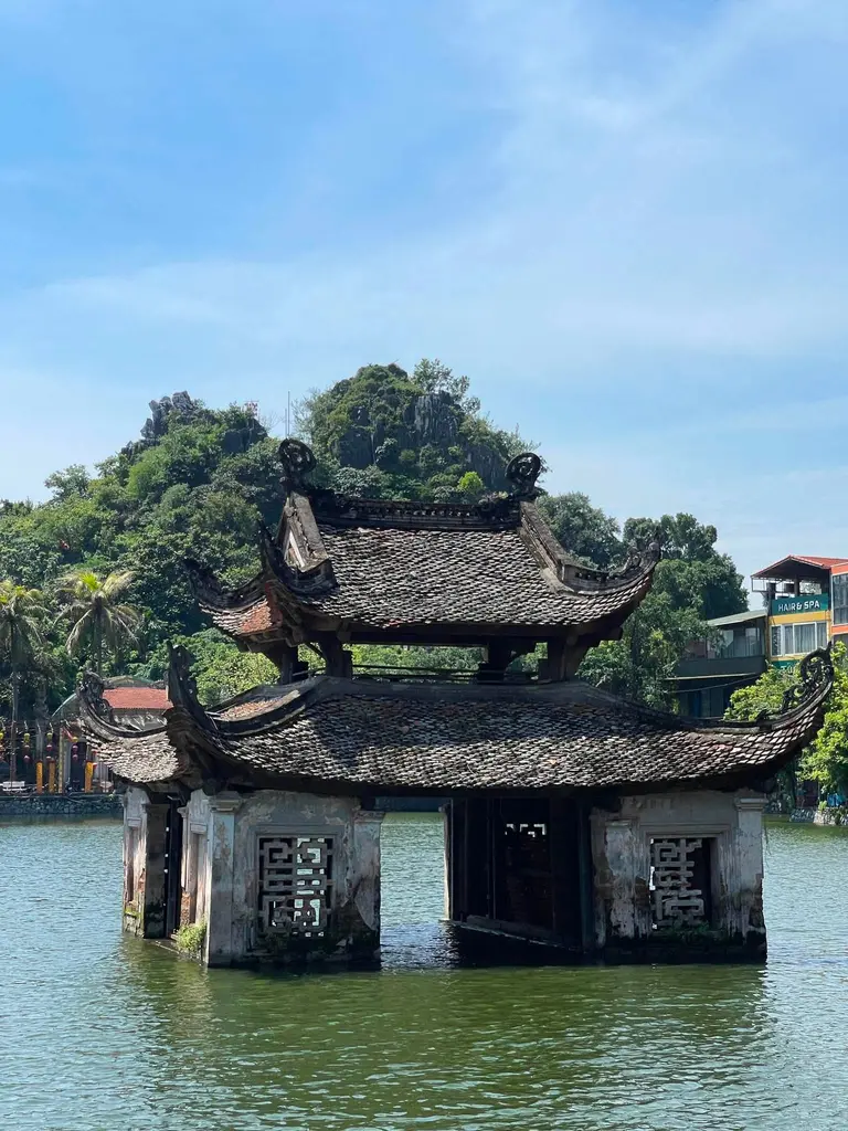 Cận cảnh Thuỷ Đình Chùa Thầy.