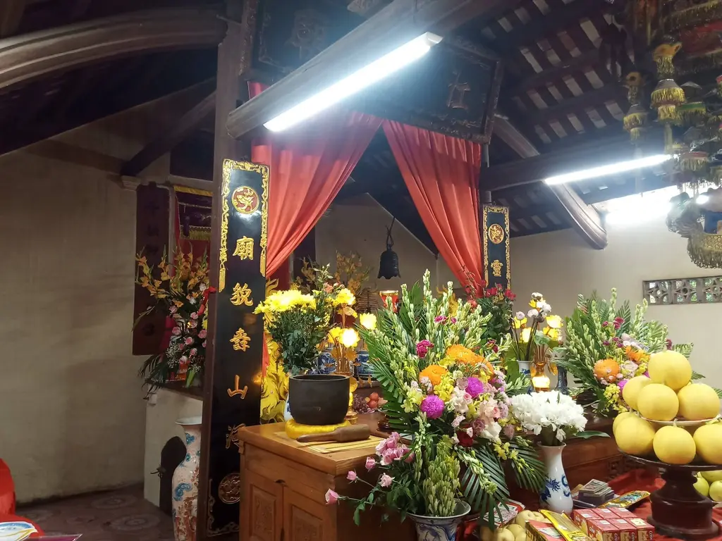 Ban thờ bên trong miếu Giang Khê.