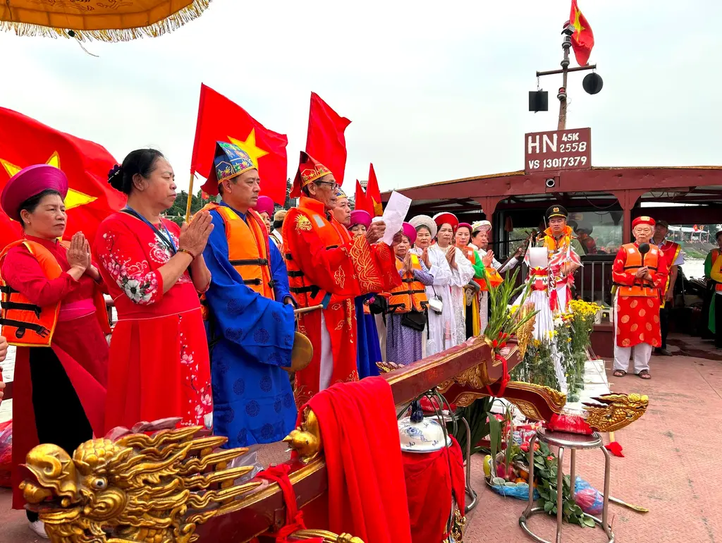 Các phụ lão thực hiện nghi thức tế lễ trước giờ rước cấp thủy tại Lễ hội đình Nam Dư Hạ