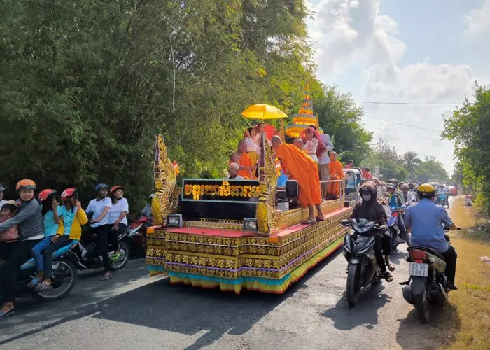 Lễ rước Phật từ chùa Crò Săng đến khu vực làm lễ tại Lễ hội Phước Biển