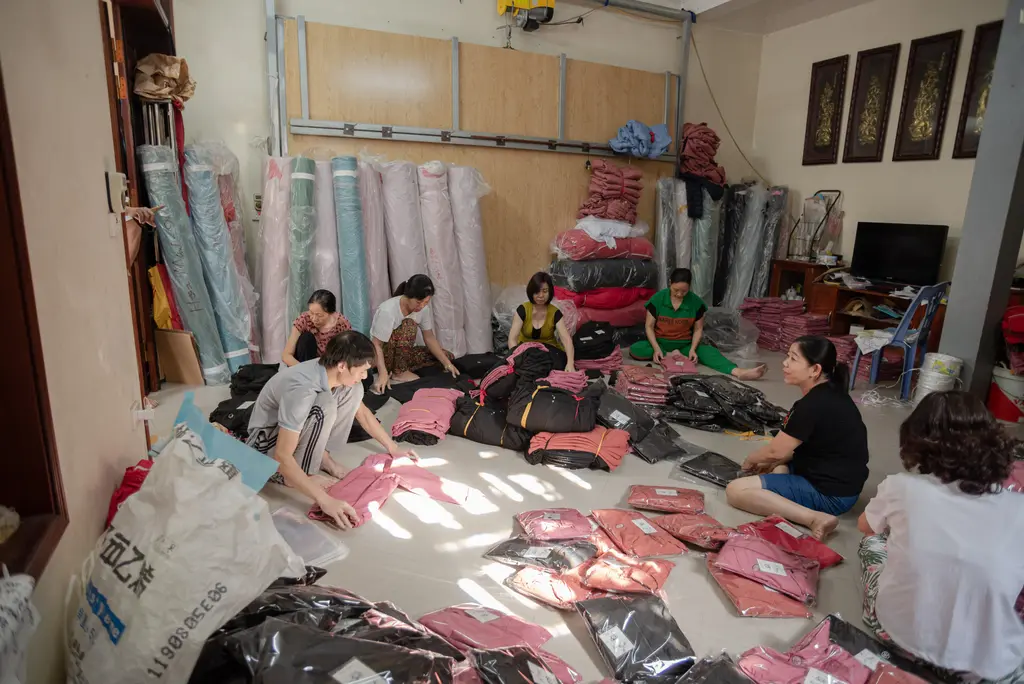 Quang cảnh đóng gói sản phẩm của một gia đình tại Làng nghề may Cổ Nhuế