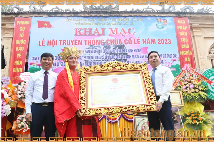 Trao giấy chứng nhận Lễ hội chùa Cổ Lễ