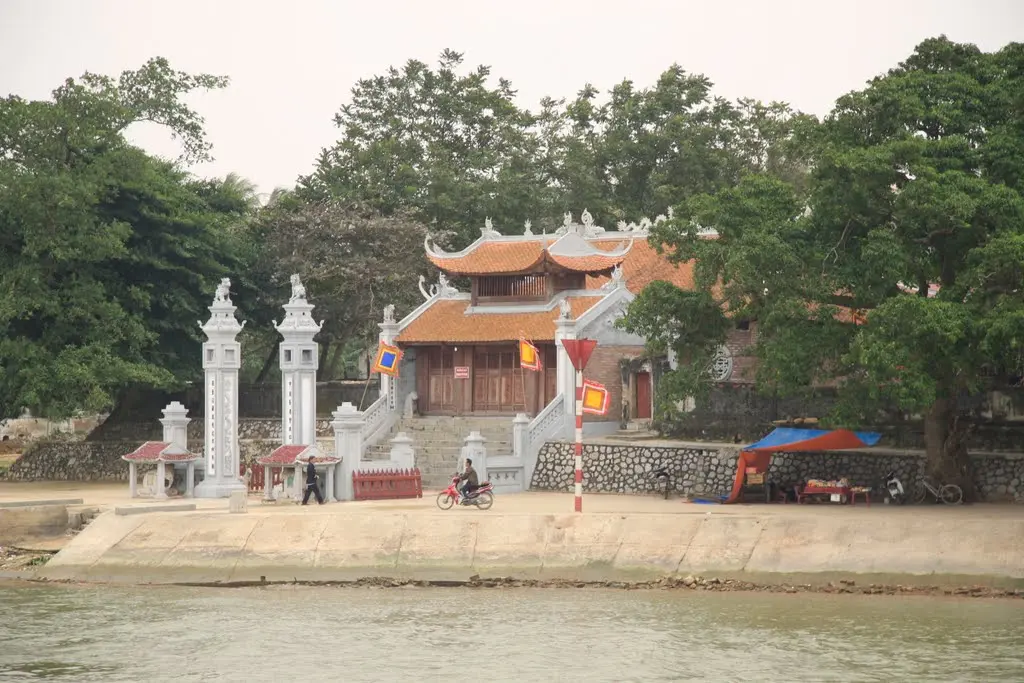 Đền Cờn chụp từ xa