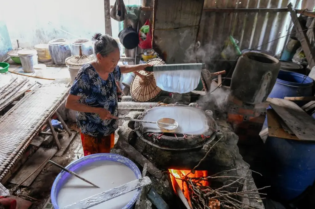 Công đoạn tráng bánh tráng Nhơn Hòa