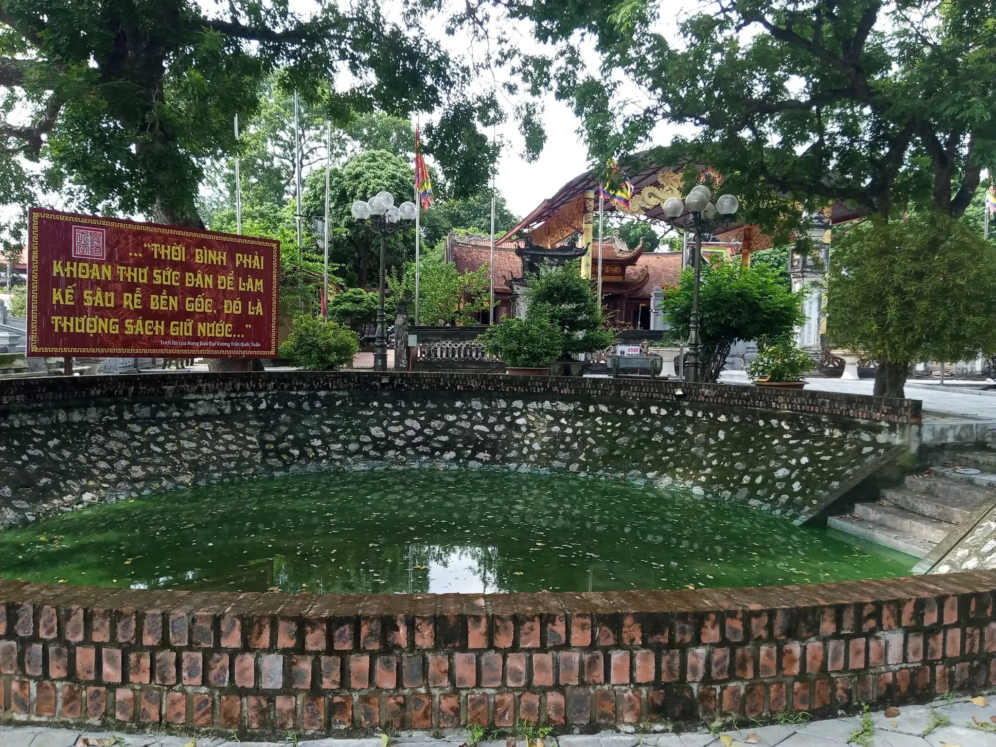 Giếng nước trong Đền Trần Thương