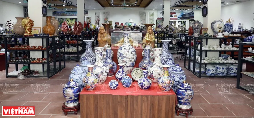 Gian trưng bày sản phẩm làng nghề gốm Giang Cao.