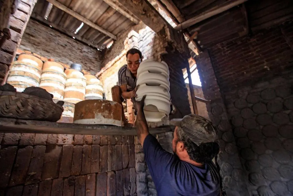 Công đoạn mang gốm đi nung