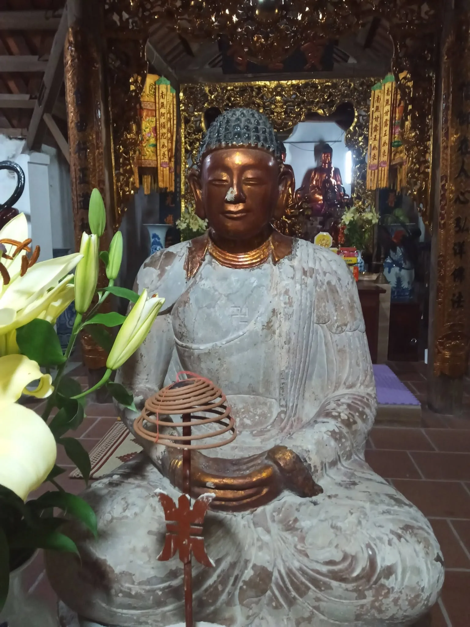 Tượng Phật A Di Đà tại chùa Hoàng Kim