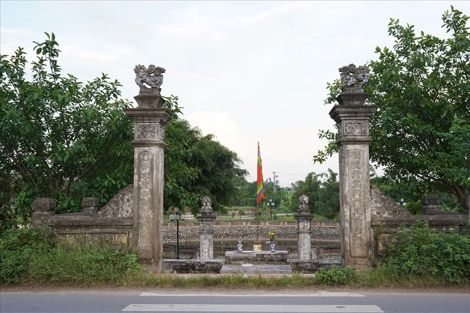 Tam quan cổng Đền Phù Đổng
