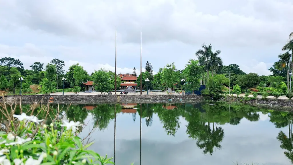 Hồ nước tuyệt đẹp trước Chùa Quỳnh Lâm, Đông Triều