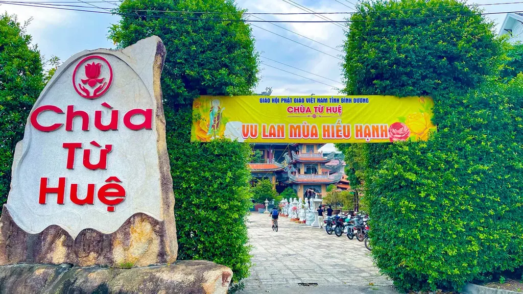 Phía trước cổng Chùa Từ Huệ