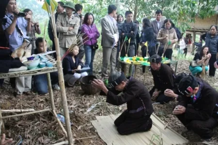 Nghi thức vái lậy các đấng thần linh tại Lễ cúng bản “Căm Mương” dân tộc Lự