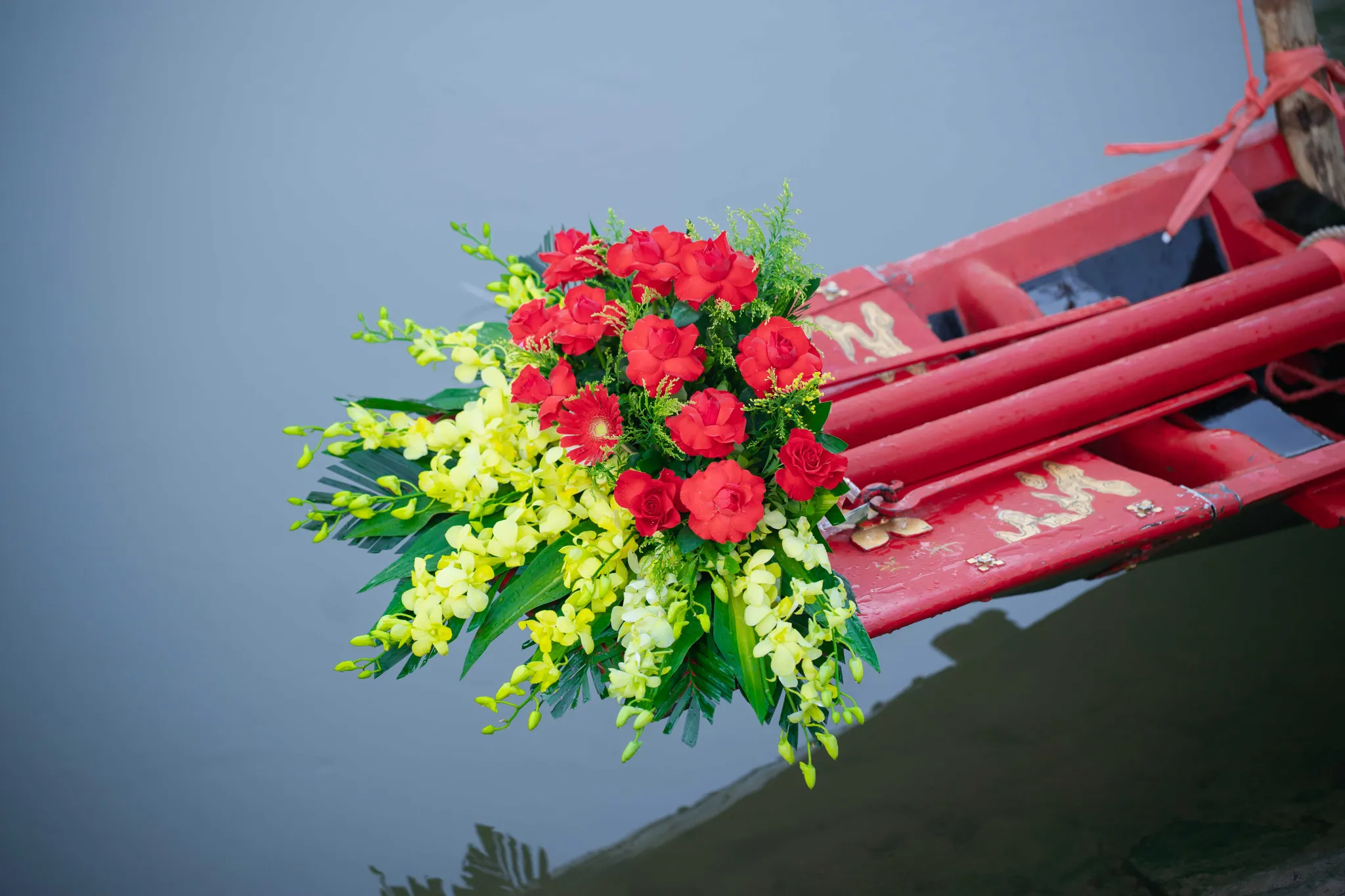 Hoa trang trí trên thuyền trải trong lễ hội chùa Keo Hành Thiện