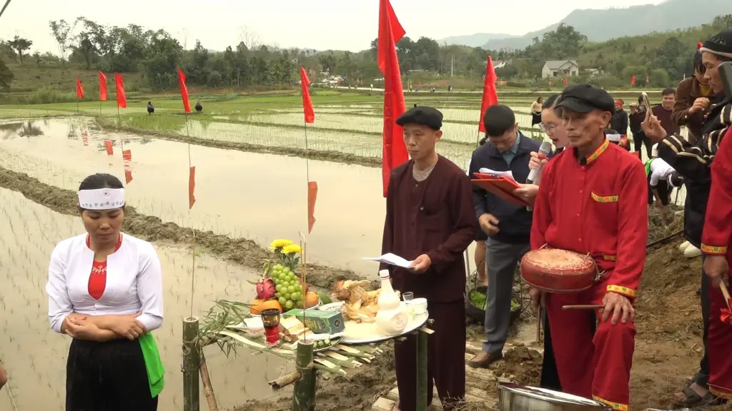 Thầy Mo người Mường làm nghi thức cúng trước khi xuống đồng tại Lễ hội Hạ điền đình Đồng Sương