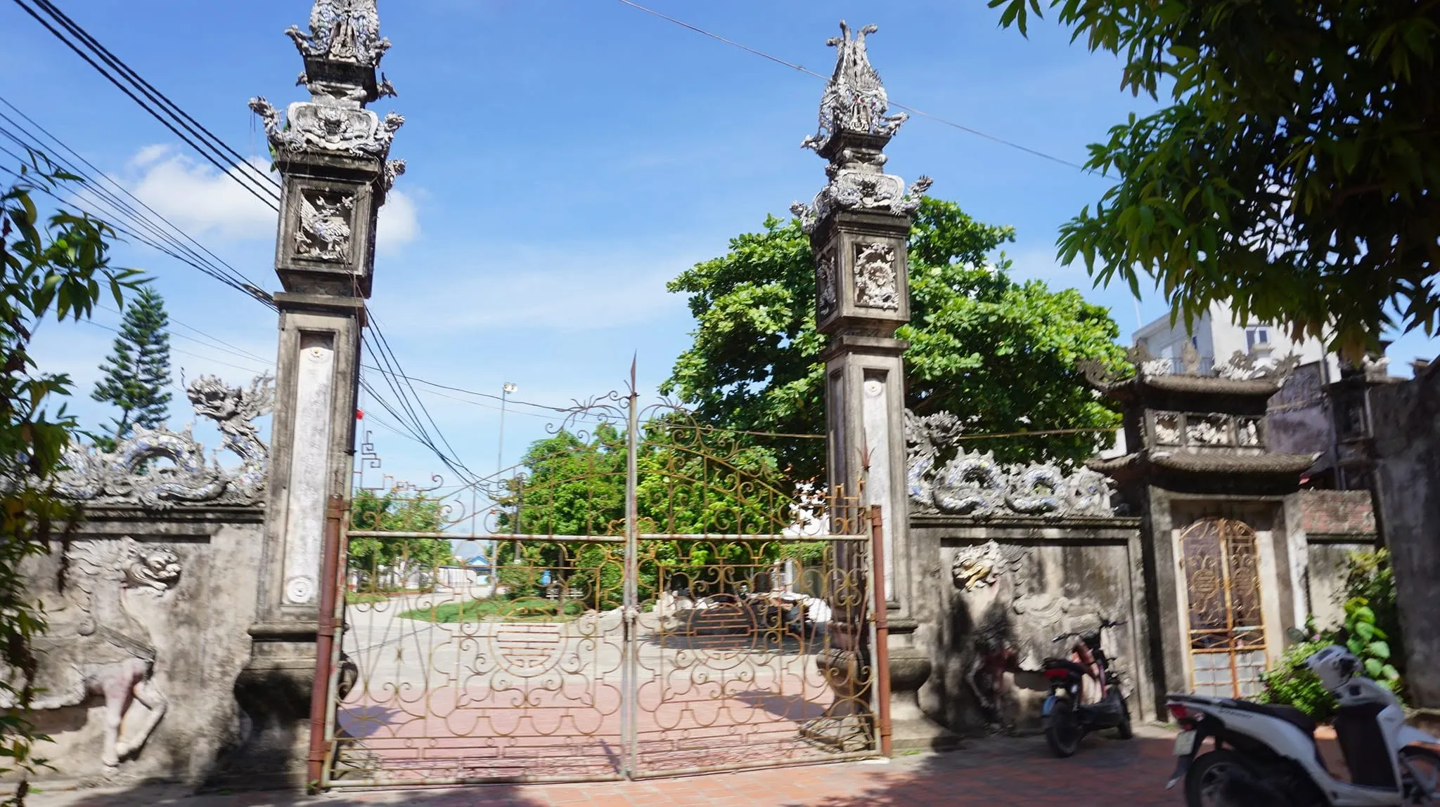 Cảnh quan bên ngoài di tích Đình Thanh Thần