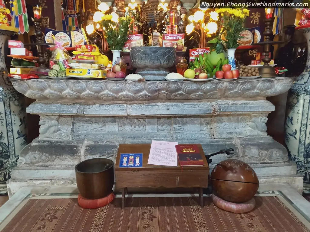 Bàn thờ bên trong Chùa Đại Quang