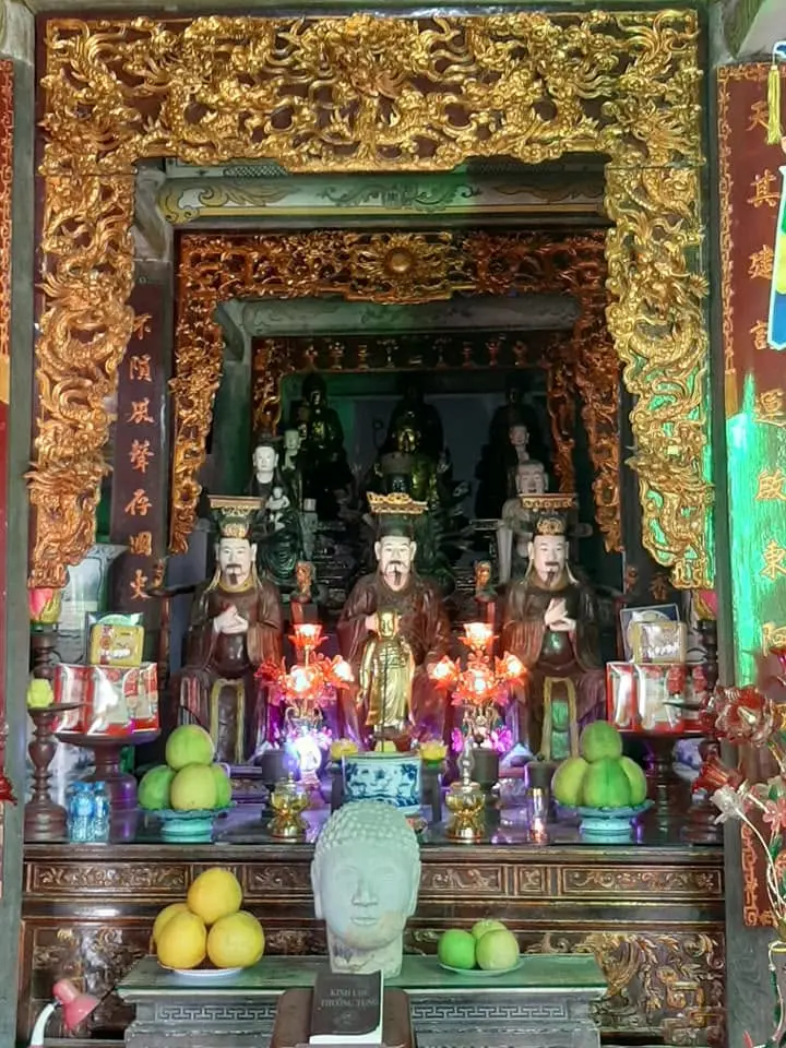 Ban thờ chính ở nội điện Chùa Mét
