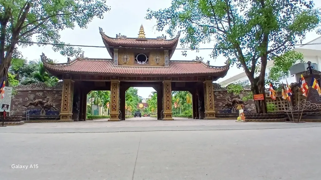 Cổng tam quan chùa Tiêu Dao nhìn từ ngoài đường vào