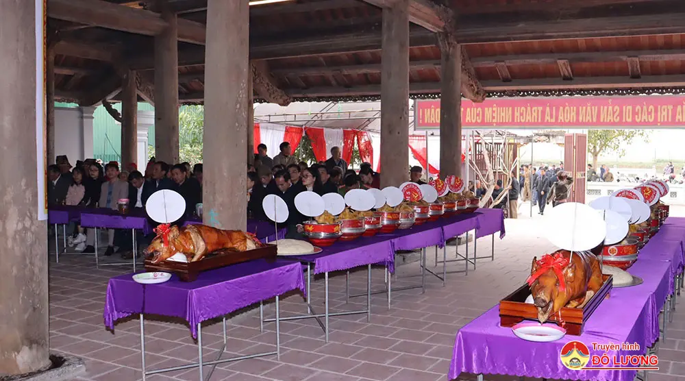 Cỗ xôi gà dâng cúng ngày lễ tế xuân tại Lễ hội Đình Long Thái