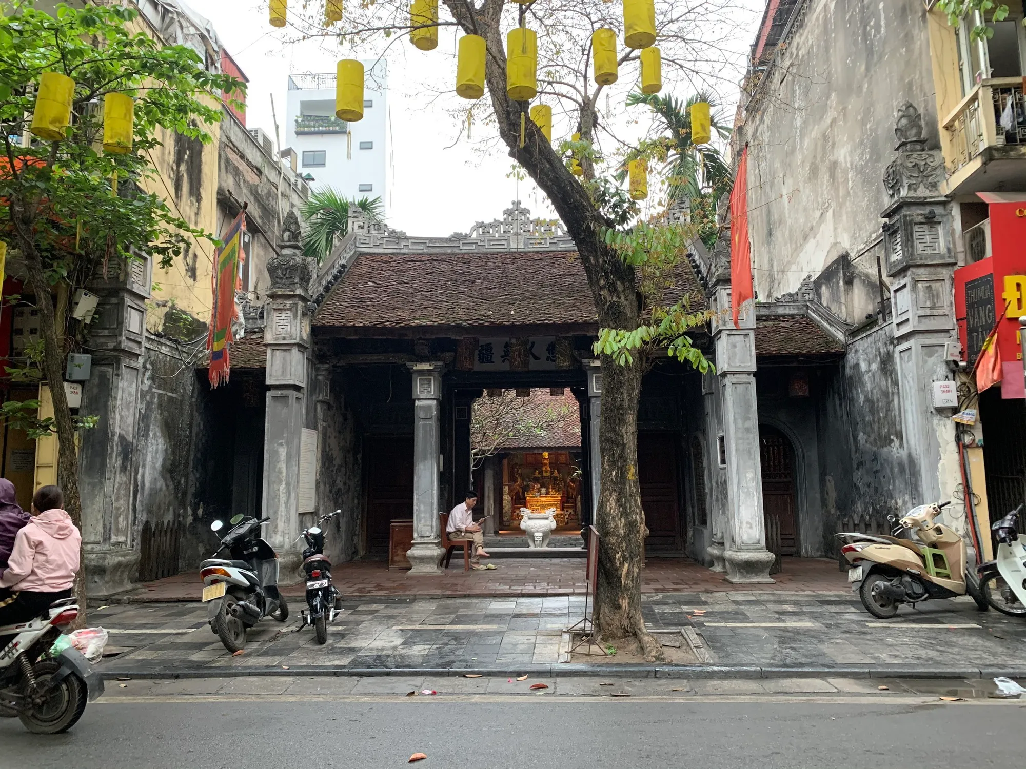 Cảnh quan phía trước Đình Kim Ngân