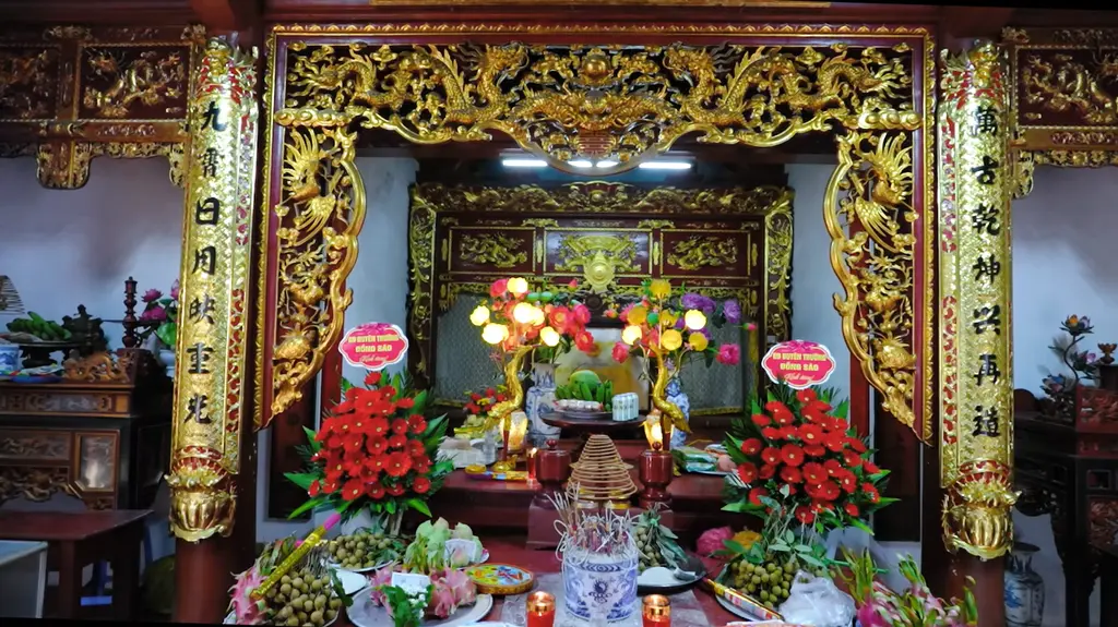 Bên trong Miếu Yên Lan