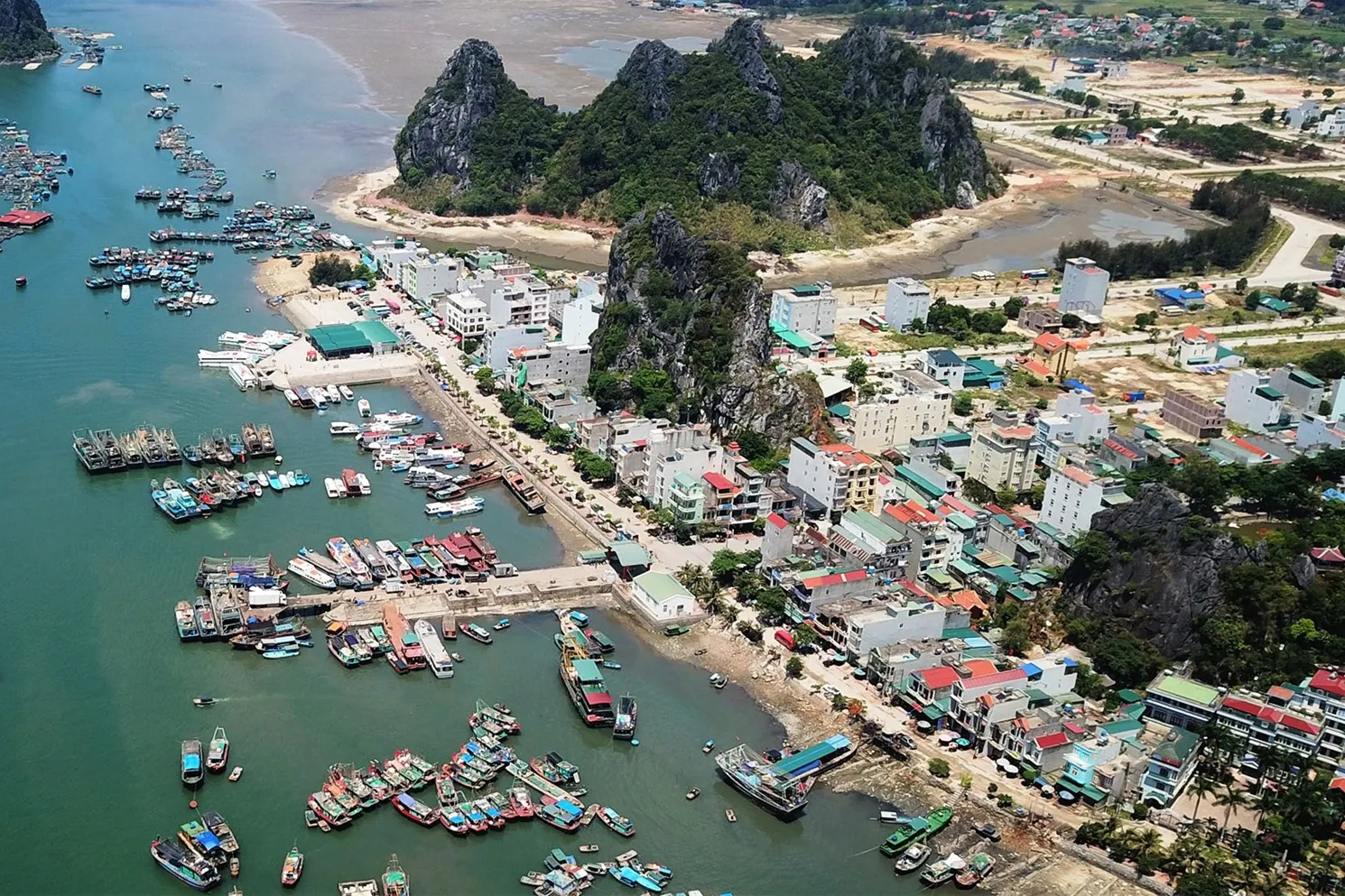 Cảnh quan tại Di tích thương cảng Vân Đồn