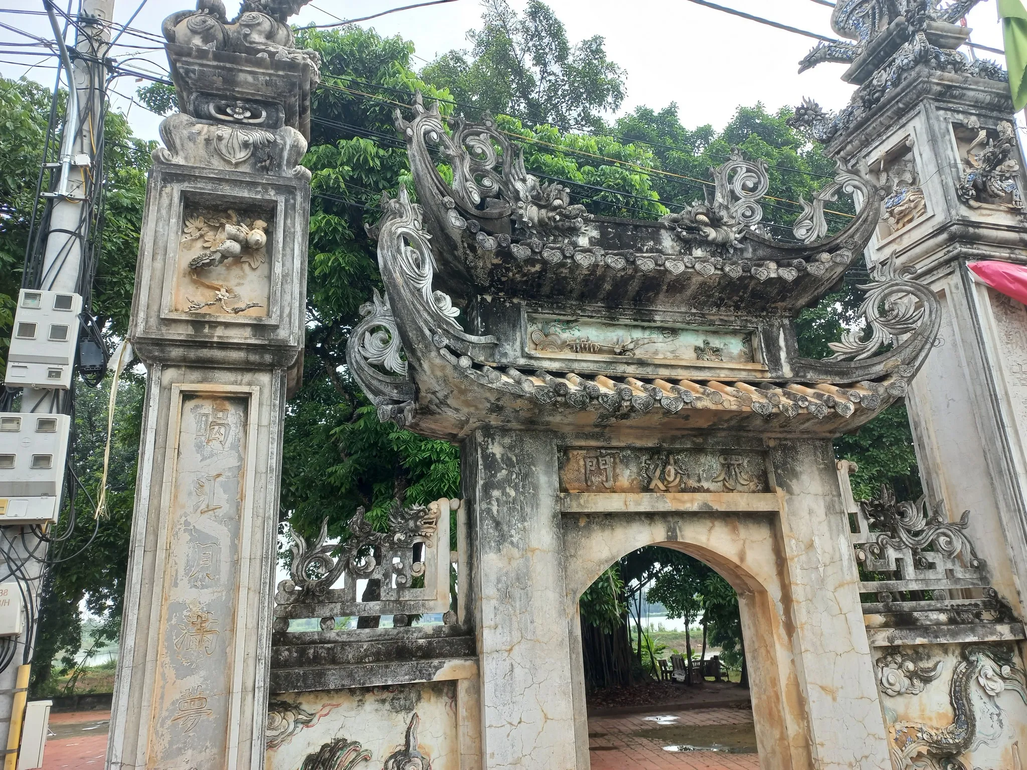 Kiến trúc mái cổng tam quan Đình Phương Bản