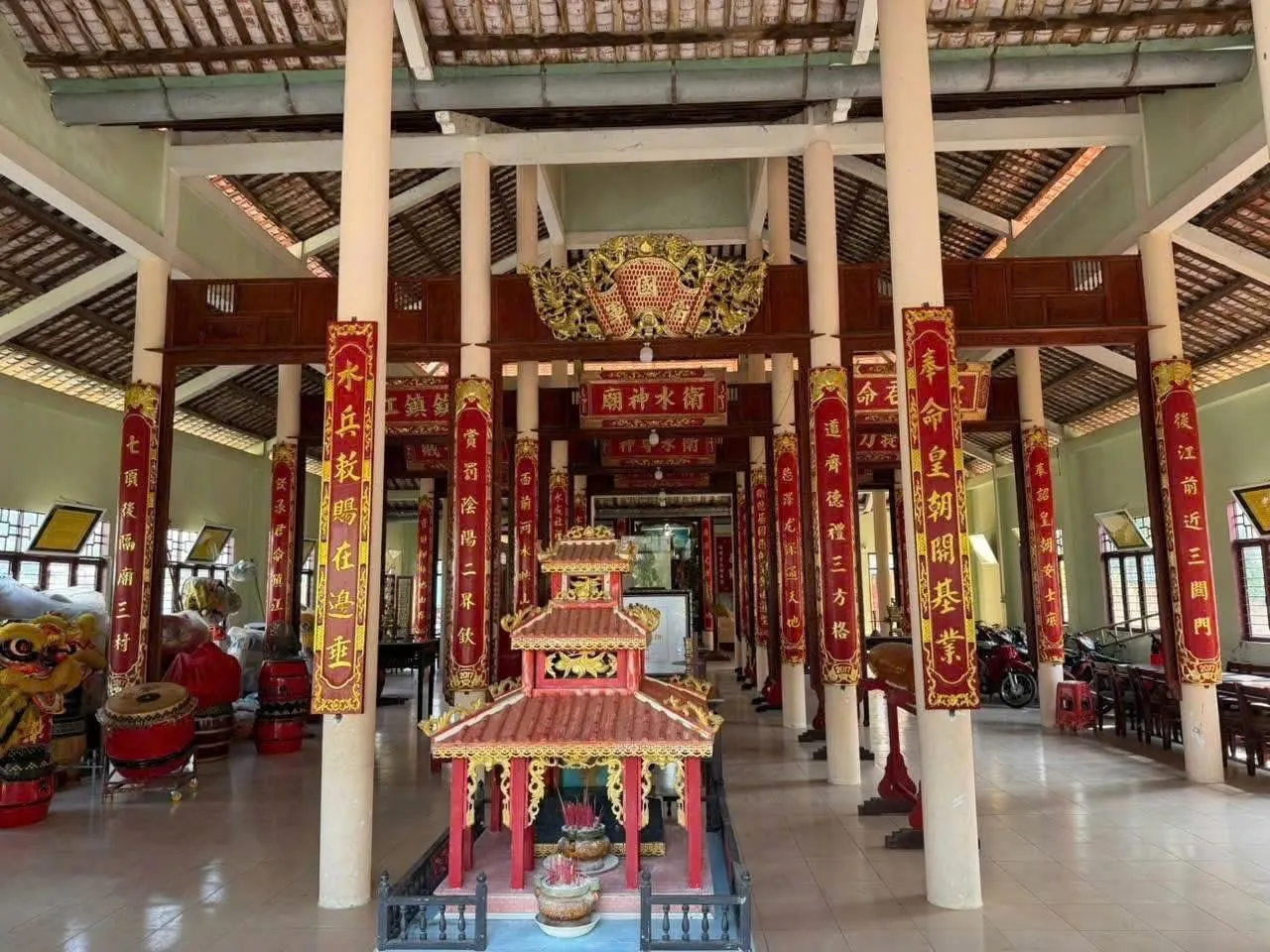 Không gian bên trong Miếu Vệ Thủy