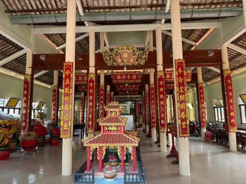 Không gian bên trong Miếu Vệ Thủy